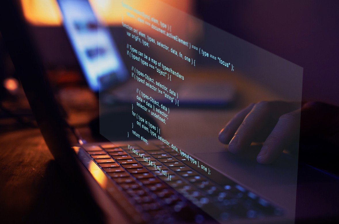 Gros plan sur un ordinateur portable affichant des lignes de code et des données techniques en surimpression, illustrant la puissance de personnalisation et les fonctionnalités avancées de HABIGED