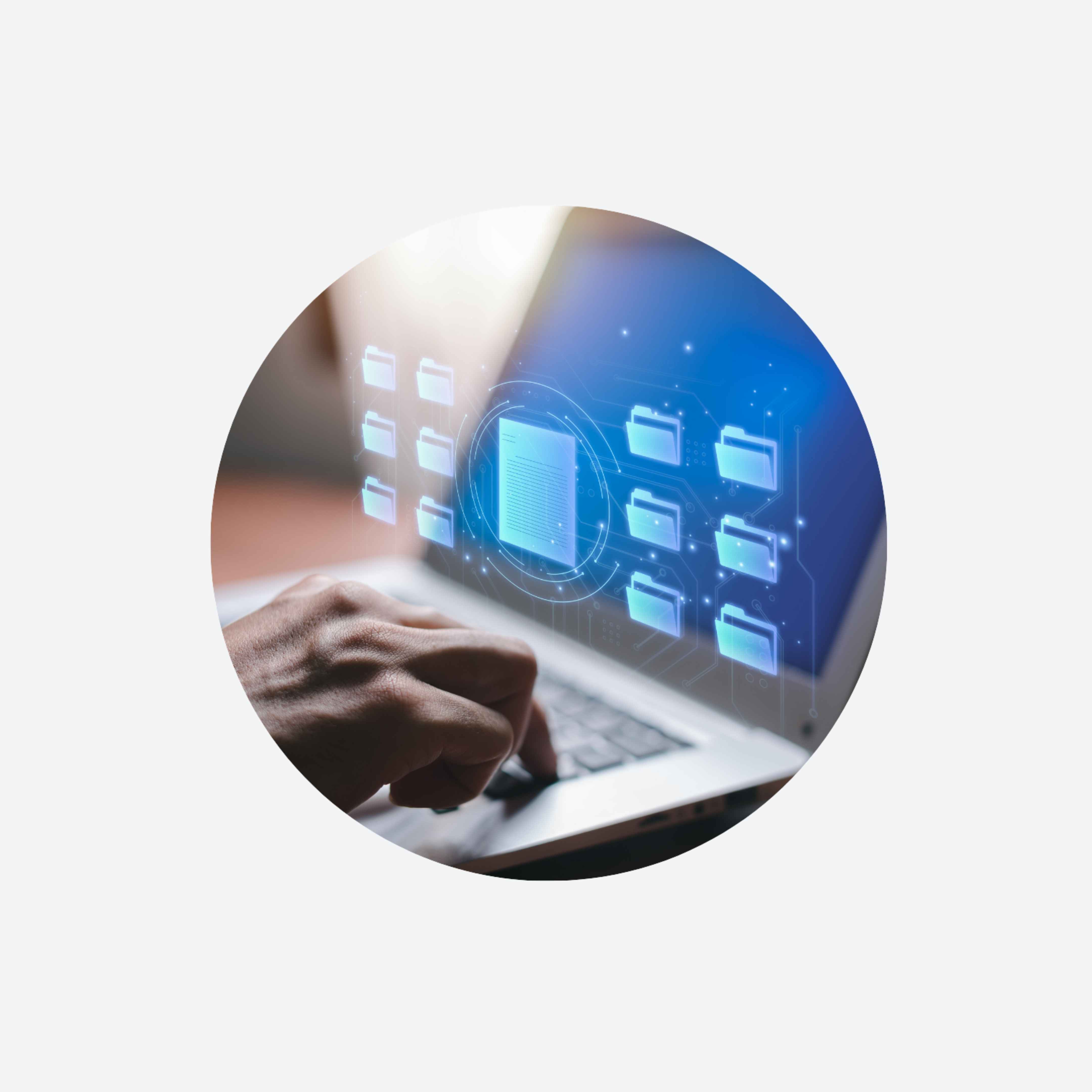 Gros plan sur un utilisateur naviguant sur un ordinateur portable avec des dossiers numériques et des flux de données stylisés, symbolisant la connectivité bidirectionnelle entre HABIGED et les ERP.