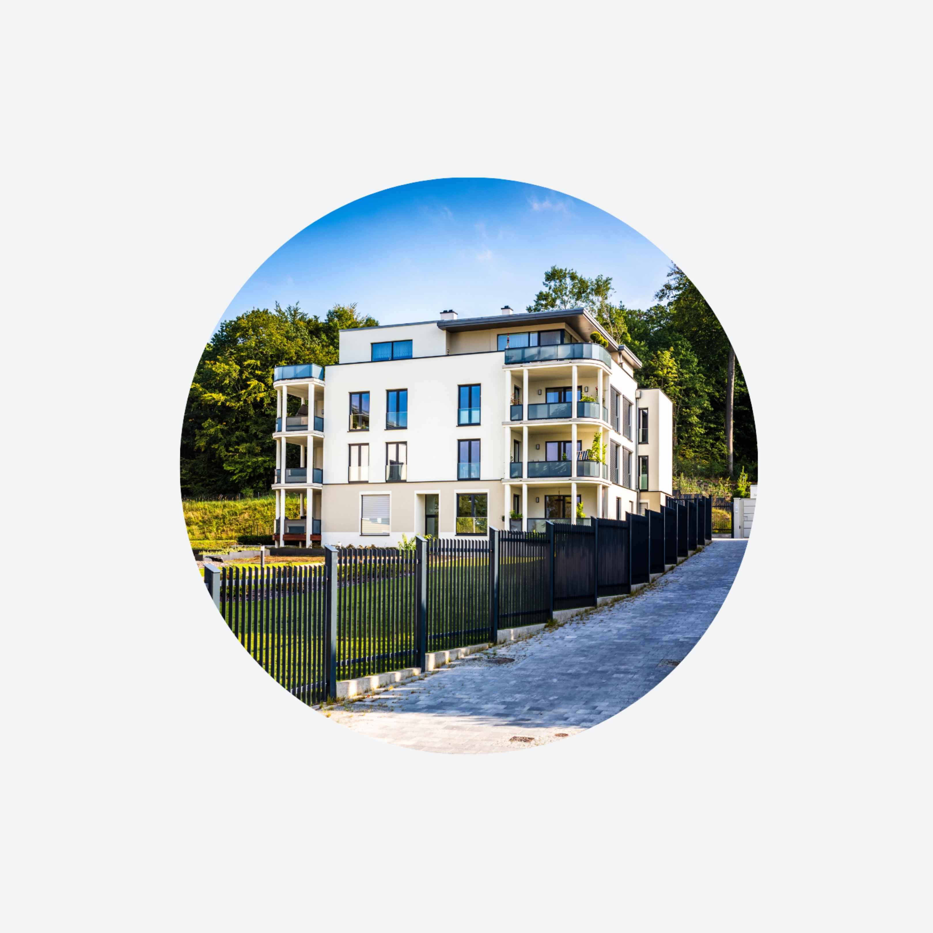 Photographie aérienne d'une résidence de standing moderne avec balcons et jardins, illustrant l'approche métier de HABIGED pour la gestion immobilière