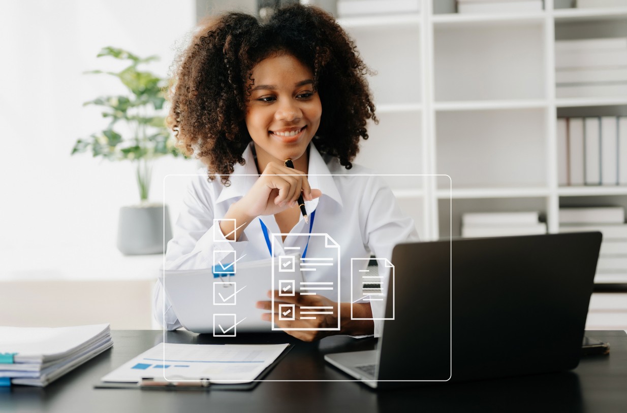 Une collaboratrice souriante travaillant sur un ordinateur portable, avec une liste de tâches numérique validée en surimpression, illustrant l'interface moderne et ergonomique de HABIGED